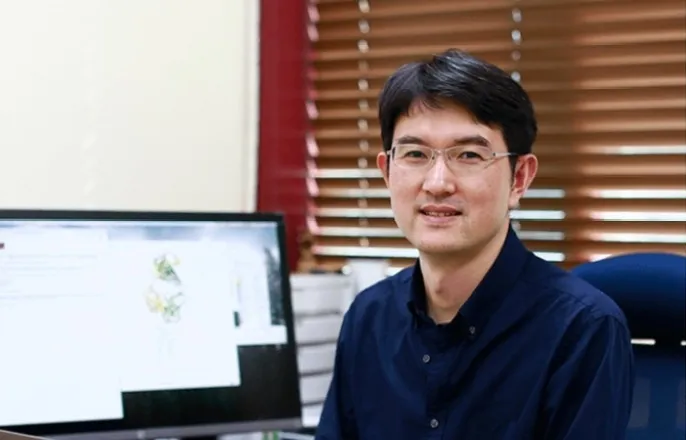 노란 수영복에 섹시한 몸매 어필하는 존예 처자