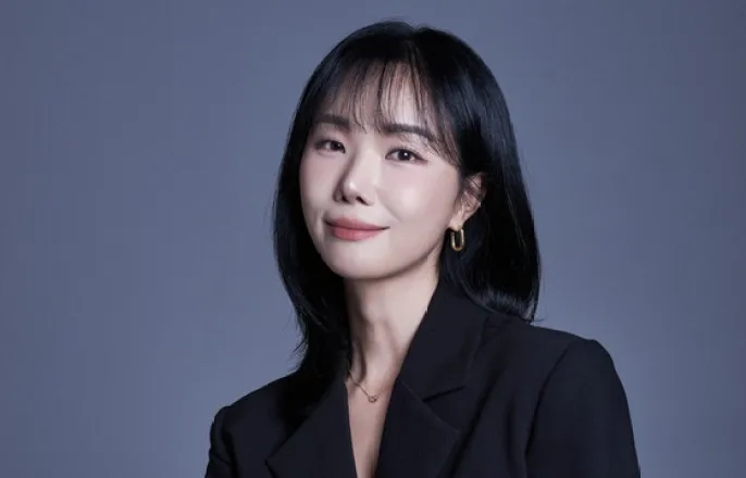 노란 수영복에 섹시한 몸매 어필하는 존예 처자