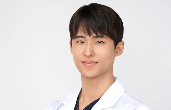 노란 수영복에 섹시한 몸매 어필하는 존예 처자