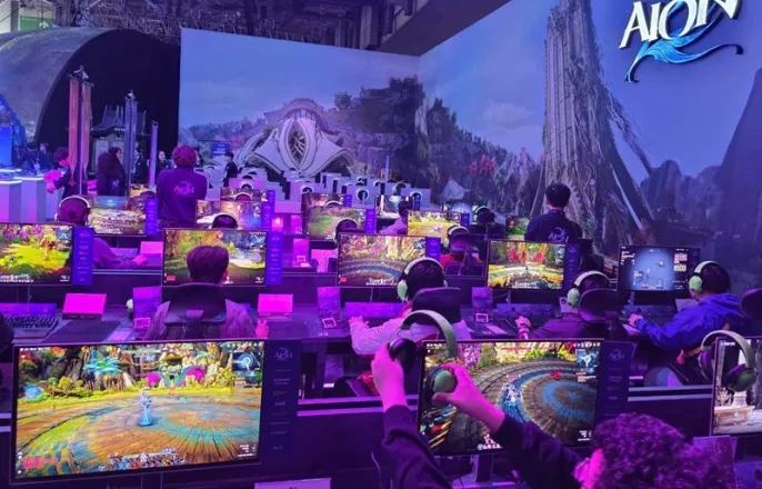 노란 수영복에 섹시한 몸매 어필하는 존예 처자