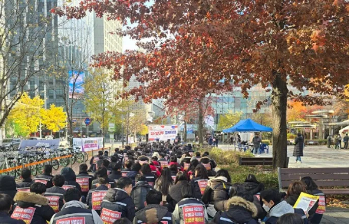 노란 수영복에 섹시한 몸매 어필하는 존예 처자