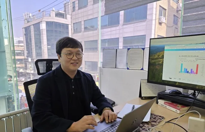 노란 수영복에 섹시한 몸매 어필하는 존예 처자