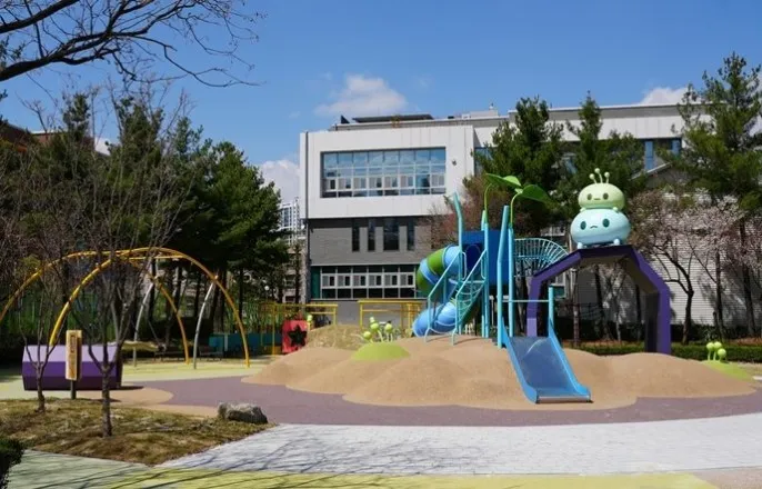 노란 수영복에 섹시한 몸매 어필하는 존예 처자