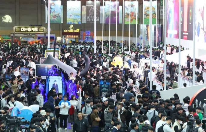 노란 수영복에 섹시한 몸매 어필하는 존예 처자