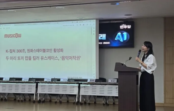 노란 수영복에 섹시한 몸매 어필하는 존예 처자