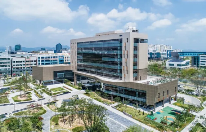 노란 수영복에 섹시한 몸매 어필하는 존예 처자