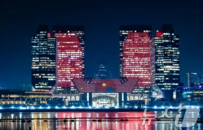 노란 수영복에 섹시한 몸매 어필하는 존예 처자