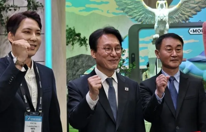 노란 수영복에 섹시한 몸매 어필하는 존예 처자