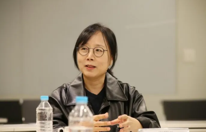 노란 수영복에 섹시한 몸매 어필하는 존예 처자