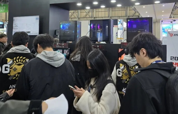 노란 수영복에 섹시한 몸매 어필하는 존예 처자