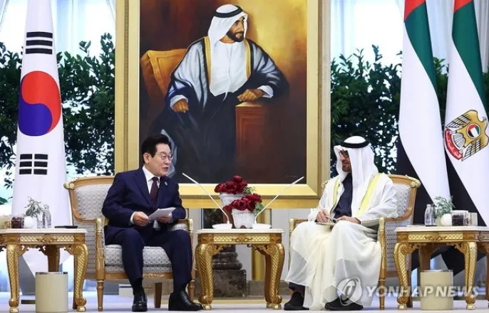 노란 수영복에 섹시한 몸매 어필하는 존예 처자