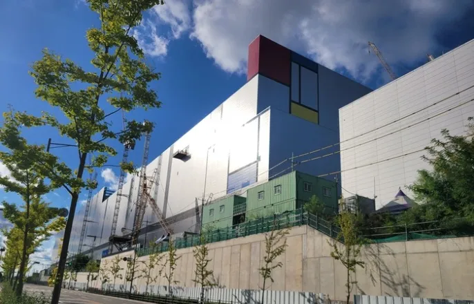 노란 수영복에 섹시한 몸매 어필하는 존예 처자