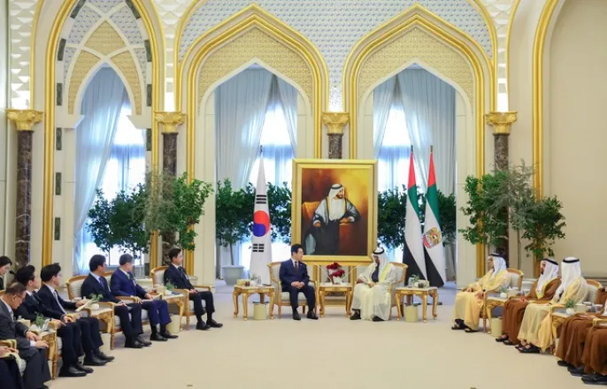 노란 수영복에 섹시한 몸매 어필하는 존예 처자