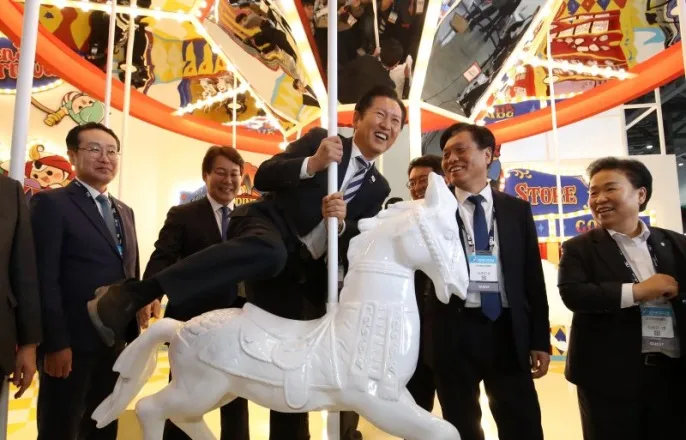 노란 수영복에 섹시한 몸매 어필하는 존예 처자