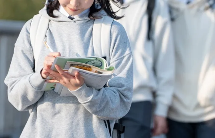 노란 수영복에 섹시한 몸매 어필하는 존예 처자