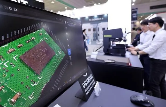 노란 수영복에 섹시한 몸매 어필하는 존예 처자