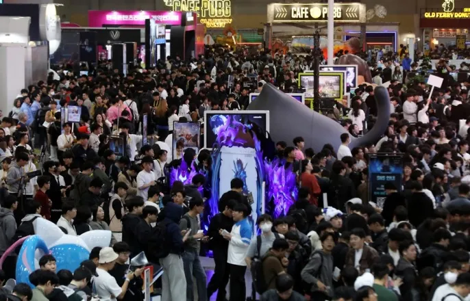 노란 수영복에 섹시한 몸매 어필하는 존예 처자