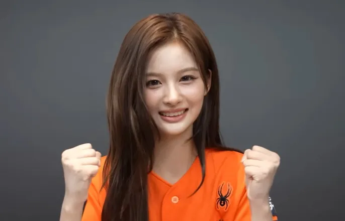 노란 수영복에 섹시한 몸매 어필하는 존예 처자