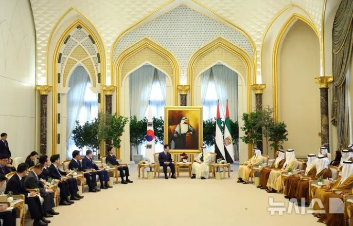 노란 수영복에 섹시한 몸매 어필하는 존예 처자