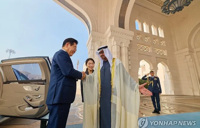 노란 수영복에 섹시한 몸매 어필하는 존예 처자