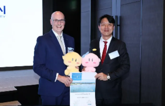 노란 수영복에 섹시한 몸매 어필하는 존예 처자