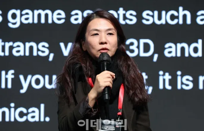 노란 수영복에 섹시한 몸매 어필하는 존예 처자