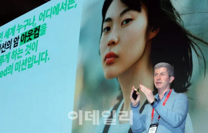 노란 수영복에 섹시한 몸매 어필하는 존예 처자