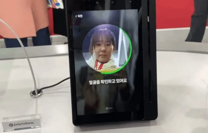 노란 수영복에 섹시한 몸매 어필하는 존예 처자