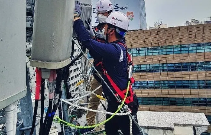 노란 수영복에 섹시한 몸매 어필하는 존예 처자