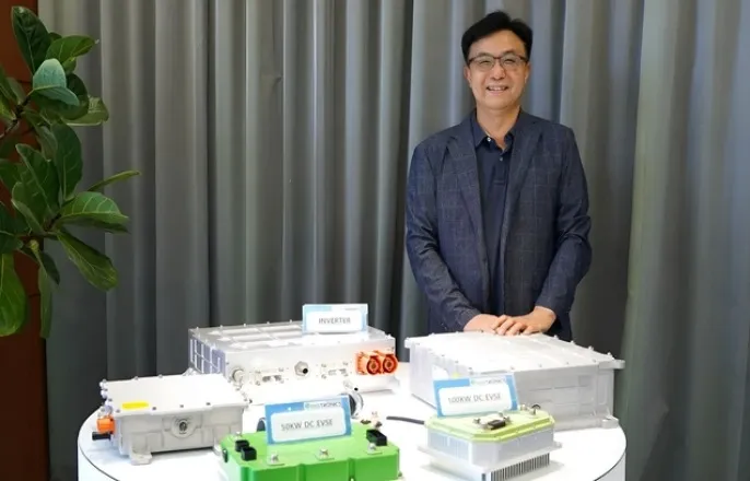 노란 수영복에 섹시한 몸매 어필하는 존예 처자