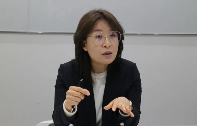 노란 수영복에 섹시한 몸매 어필하는 존예 처자