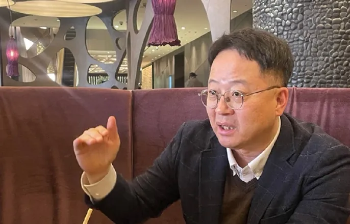 노란 수영복에 섹시한 몸매 어필하는 존예 처자