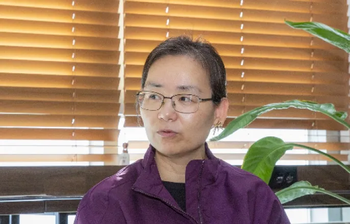 노란 수영복에 섹시한 몸매 어필하는 존예 처자