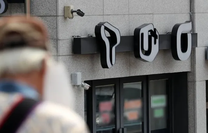 노란 수영복에 섹시한 몸매 어필하는 존예 처자