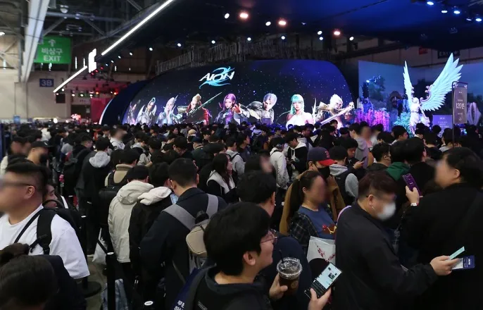 노란 수영복에 섹시한 몸매 어필하는 존예 처자