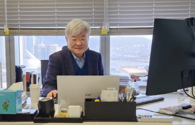 노란 수영복에 섹시한 몸매 어필하는 존예 처자