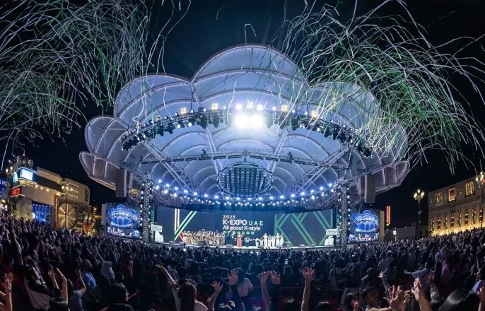 노란 수영복에 섹시한 몸매 어필하는 존예 처자