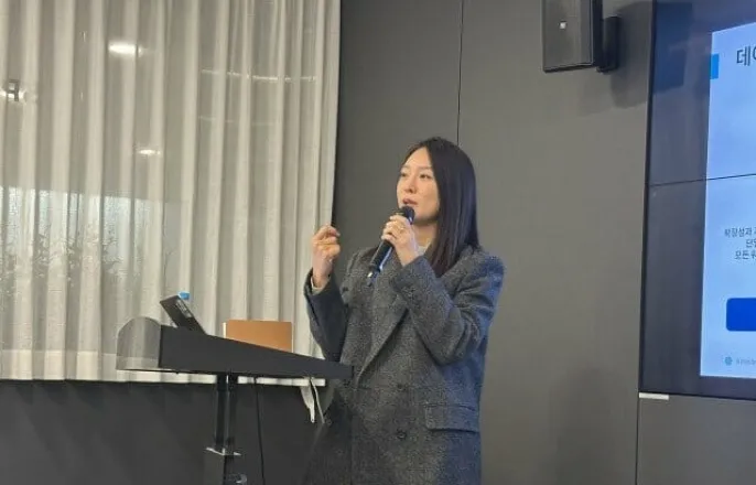 노란 수영복에 섹시한 몸매 어필하는 존예 처자