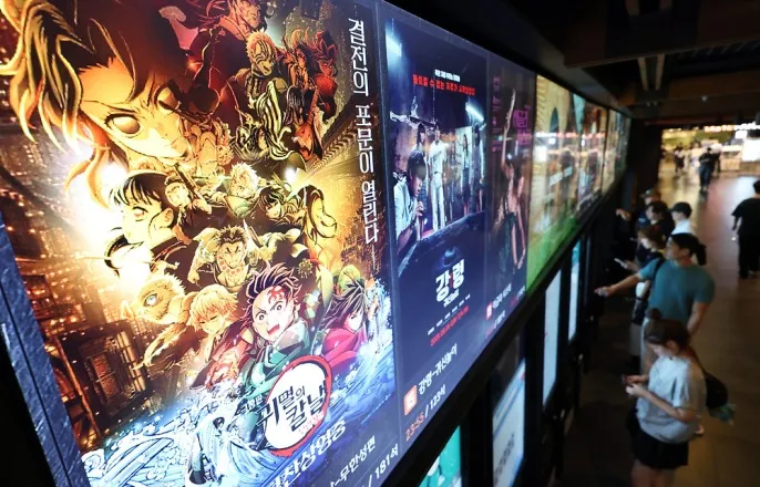 노란 수영복에 섹시한 몸매 어필하는 존예 처자