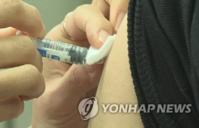 노란 수영복에 섹시한 몸매 어필하는 존예 처자