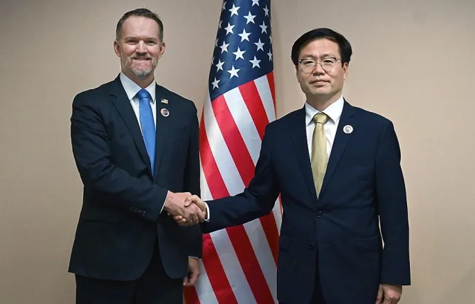 노란 수영복에 섹시한 몸매 어필하는 존예 처자