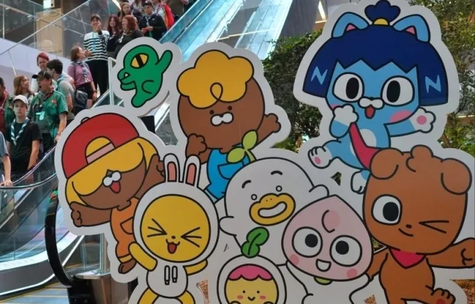 노란 수영복에 섹시한 몸매 어필하는 존예 처자