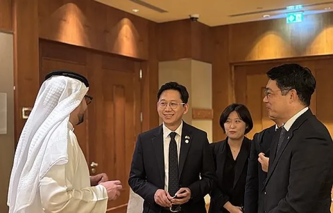 노란 수영복에 섹시한 몸매 어필하는 존예 처자