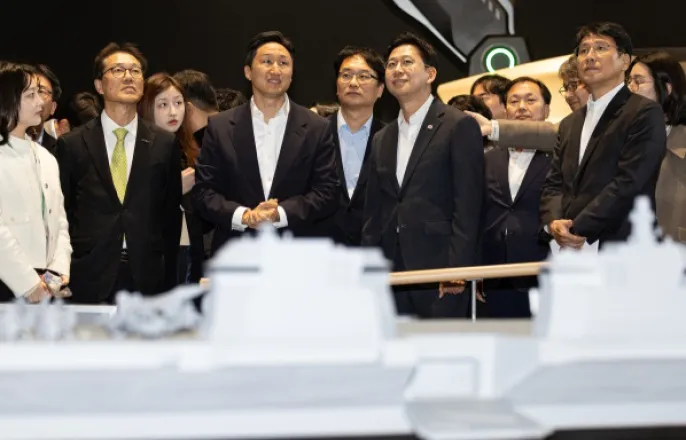 노란 수영복에 섹시한 몸매 어필하는 존예 처자