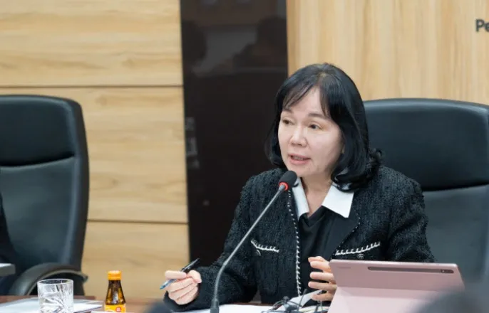 노란 수영복에 섹시한 몸매 어필하는 존예 처자