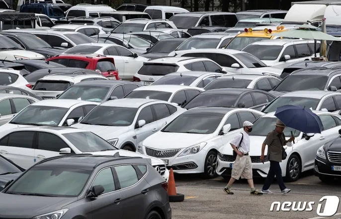 노란 수영복에 섹시한 몸매 어필하는 존예 처자