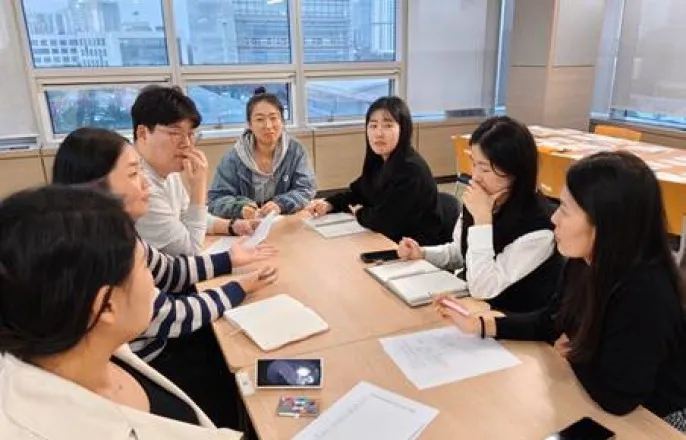 노란 수영복에 섹시한 몸매 어필하는 존예 처자