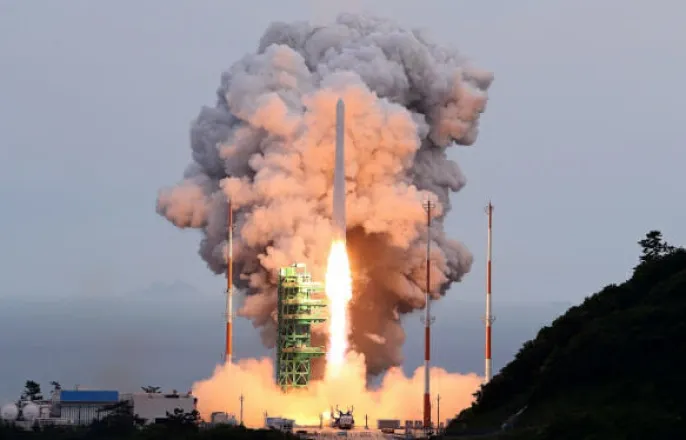 노란 수영복에 섹시한 몸매 어필하는 존예 처자