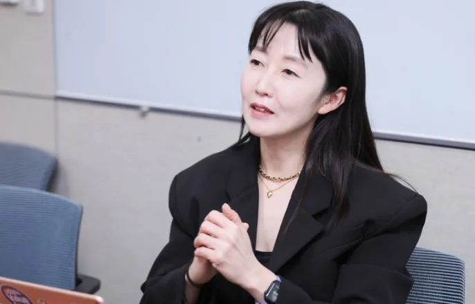 노란 수영복에 섹시한 몸매 어필하는 존예 처자