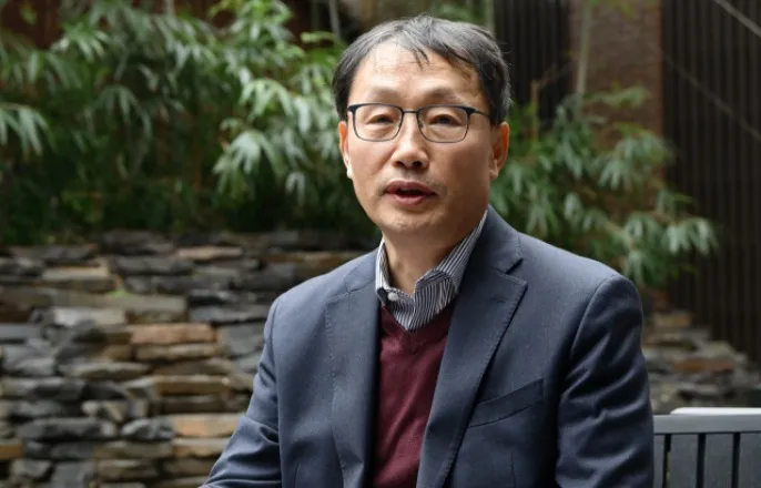 노란 수영복에 섹시한 몸매 어필하는 존예 처자